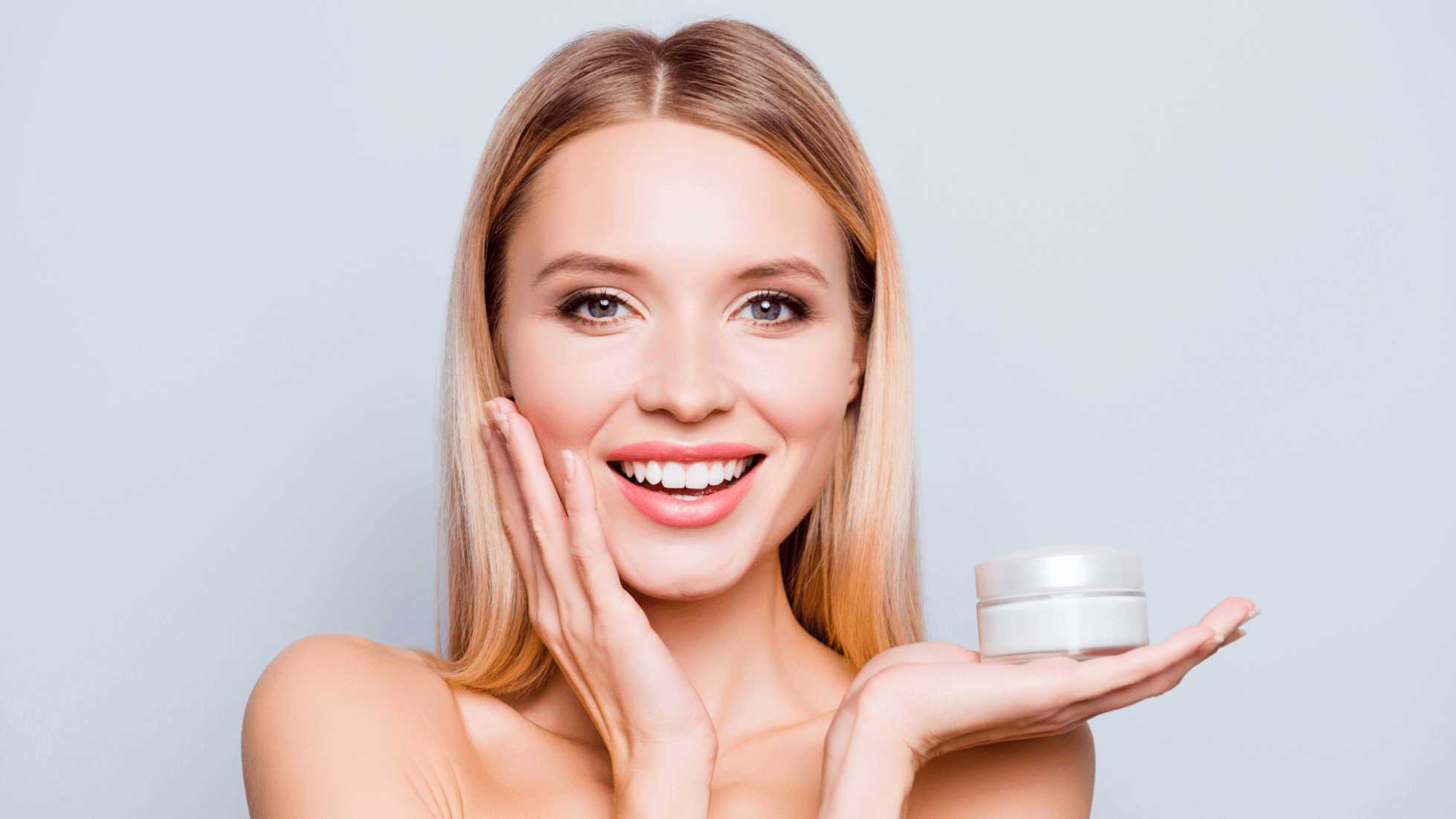 Молодое удовлетворение. Девушка с косметикой думает. Skincare Tips. Models holding a Jar and smiling.